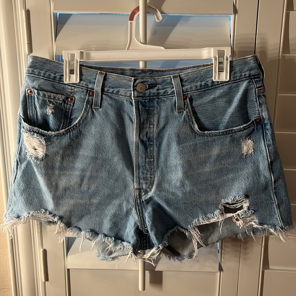 Levi 501 shorts distressed